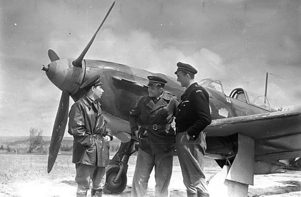 Лётчики «Нормандии» у самолёта «Як-1»